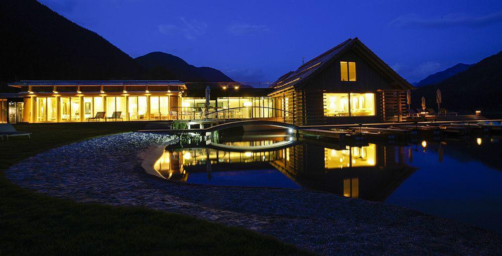 Strandhotel Am Weissensee Exteriör bild