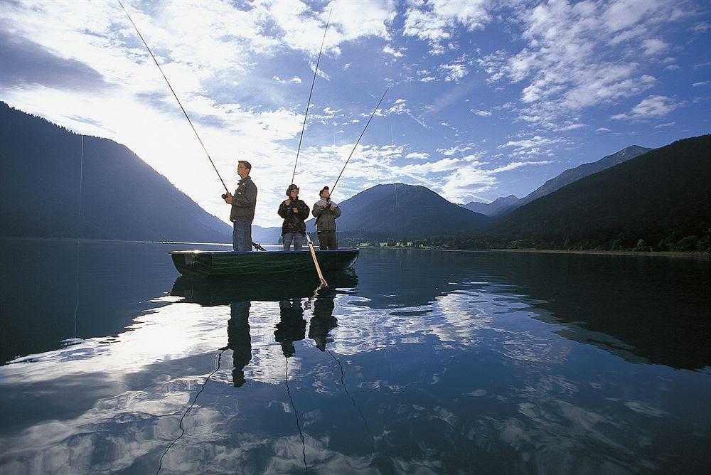 Strandhotel Am Weissensee Exteriör bild