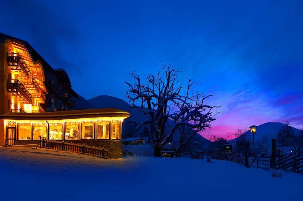 Strandhotel Am Weissensee Exteriör bild